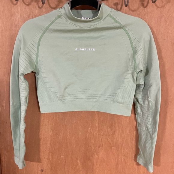 #69-ALPHALETE-Women's Green Crop-top - Picture 1 of 3